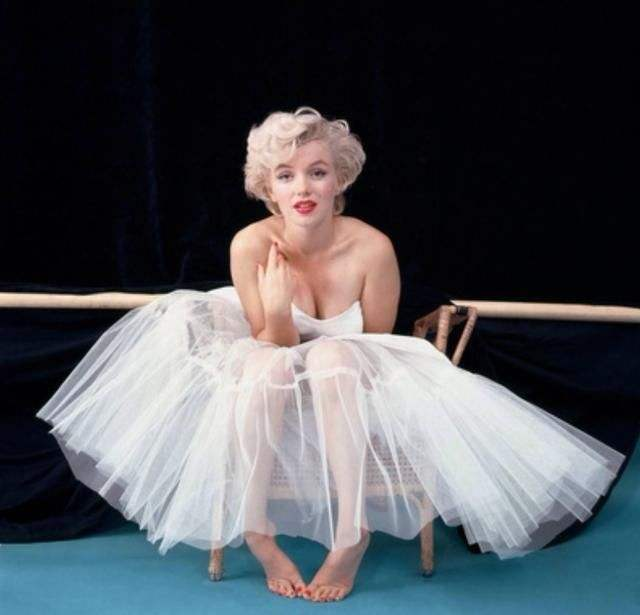 传奇的梦露：20年间3段婚姻，被性侵被包养，美国总统都为她着迷