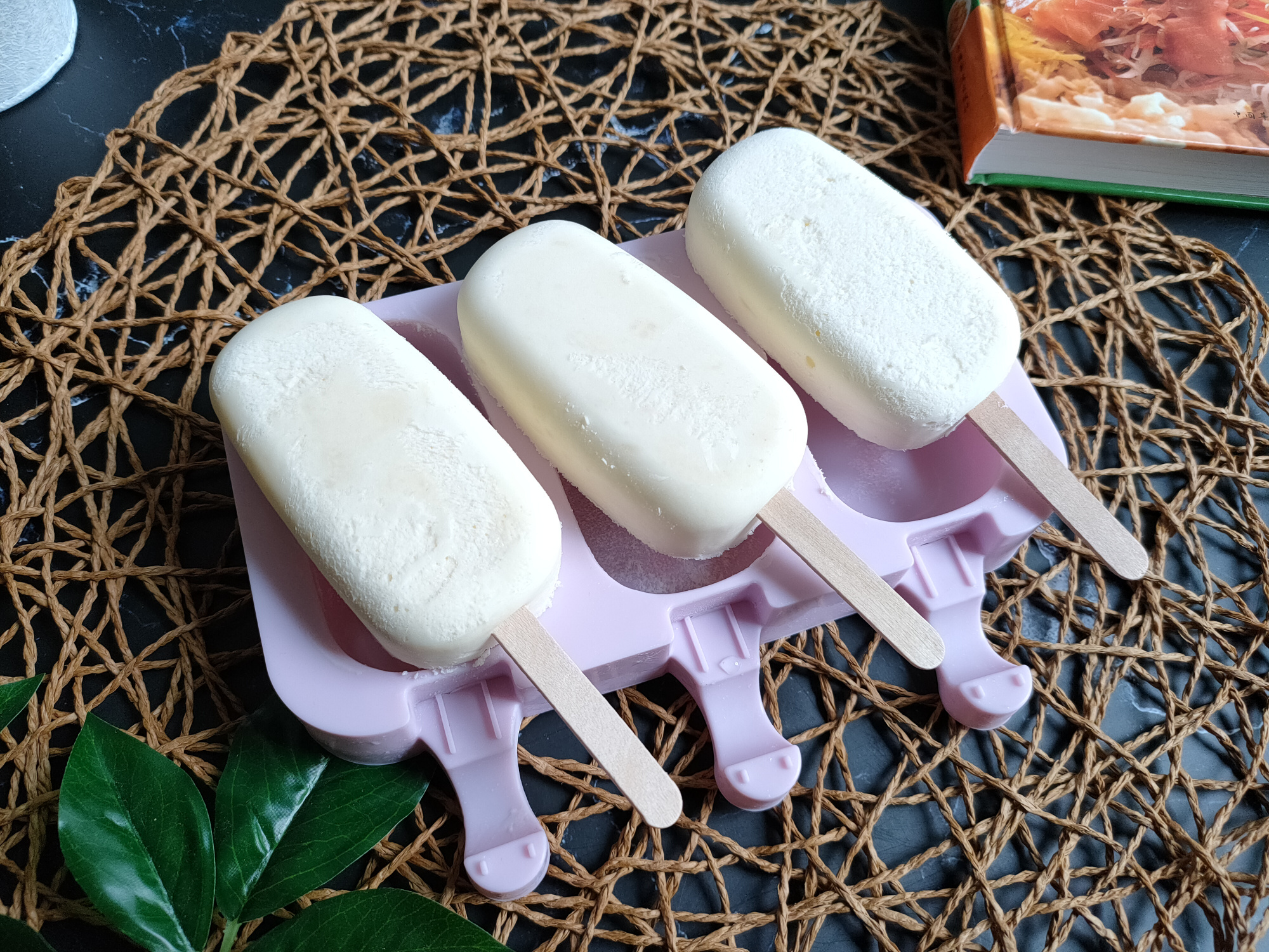 把牛奶倒進鍋裡，簡單幾步就能做出小布丁雪糕，香甜鬆軟無冰渣