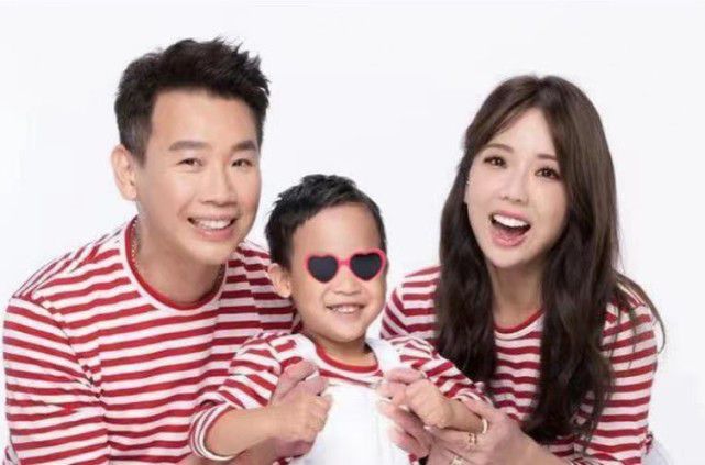 妻子晒全家福为陶喆庆生，夫妻相互表白，走过婚变危机后更恩爱