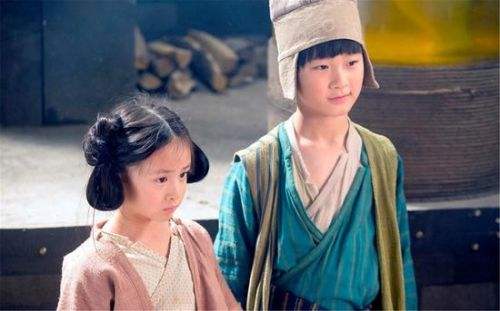 13歲天天長大了，穿西裝打領帶氣質佳，外形帥氣被讚像霸道總裁