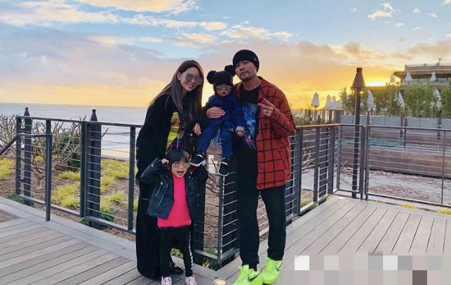 周杰伦昆凌为儿子庆生，全家动手做甜品，女儿正脸曝光鼻子太挺