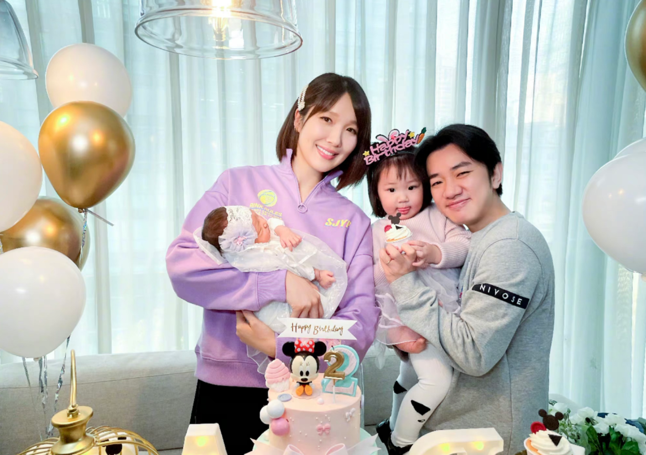 李亞男二胎產後罕見露臉，小區溜娃狀態超好，2歲大女兒活潑可愛