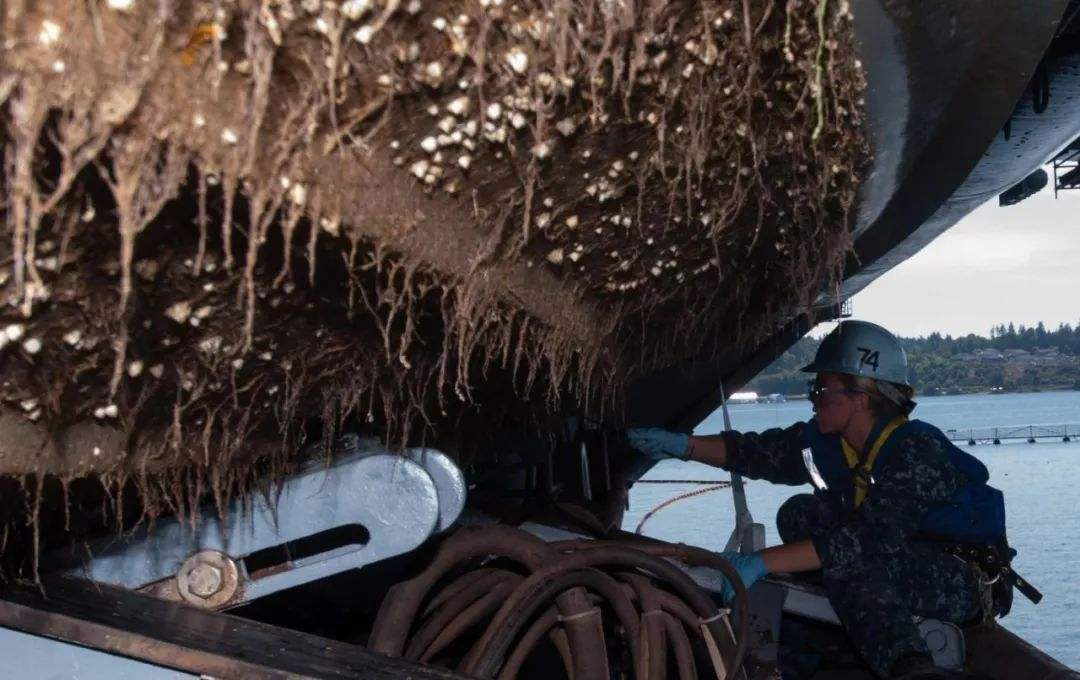 为什么说养航母很麻烦？船底会长出“恶魔”，所有水兵都要帮清理