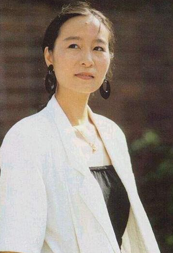金鸡影后奚美娟：39岁高龄产子也留不住丈夫，今和儿子相依为命