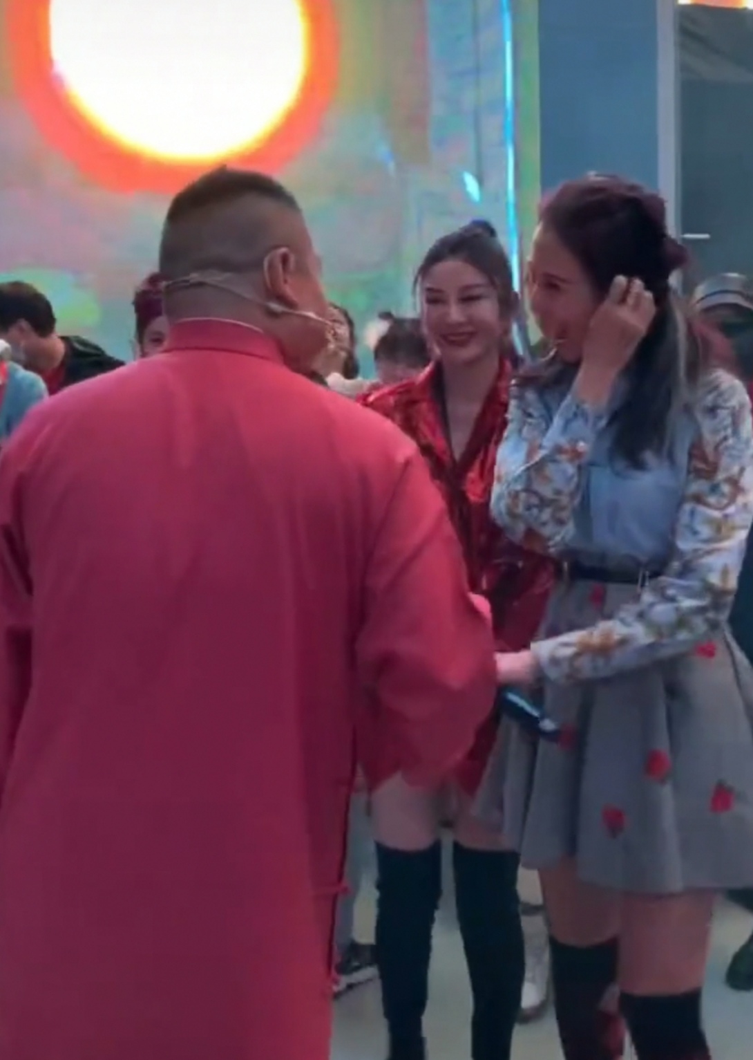 岳云鹏人缘太好，黄奕蔡少芬主动握手拥抱？手上细节被赞有教养