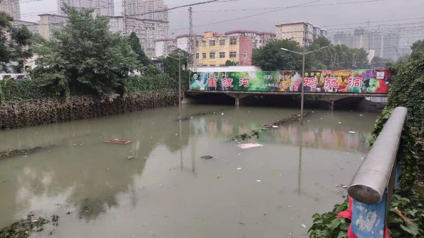 直击暴雨后的郑州：秩序逐渐恢复，救援队员喃喃说，兄弟一路好走