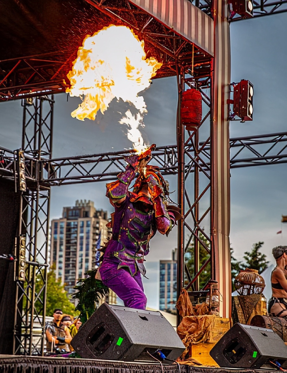 加拿大男子花重金，用了十多年时间把自己整成了巨龙