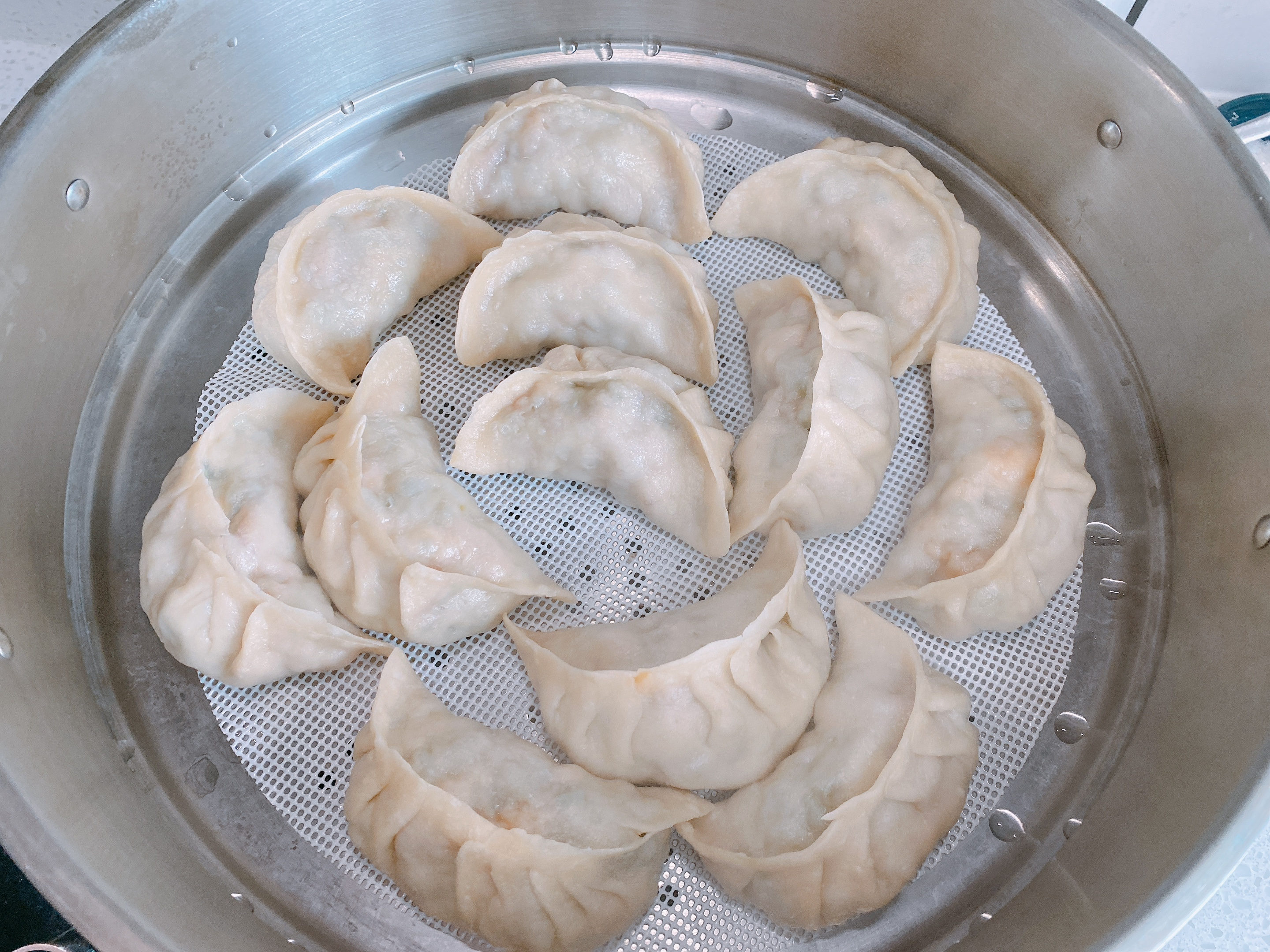 豆角做成饺子原来这么好吃，颜色翠绿不发黄，皮薄馅多，鲜嫩多汁