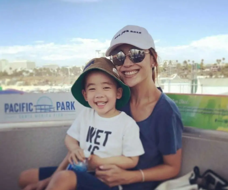 陈小春一家四口颜值高，二儿子撞脸妈妈，Jasper复制粘贴爸爸长相