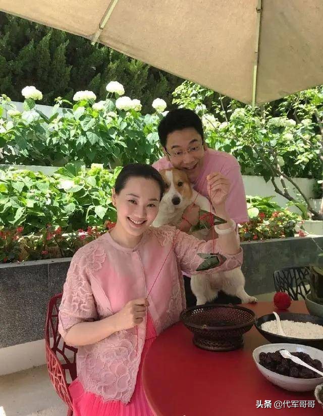 一婚娶美女歌手，二婚娶选美亚军，如今50岁不红却是人生赢家