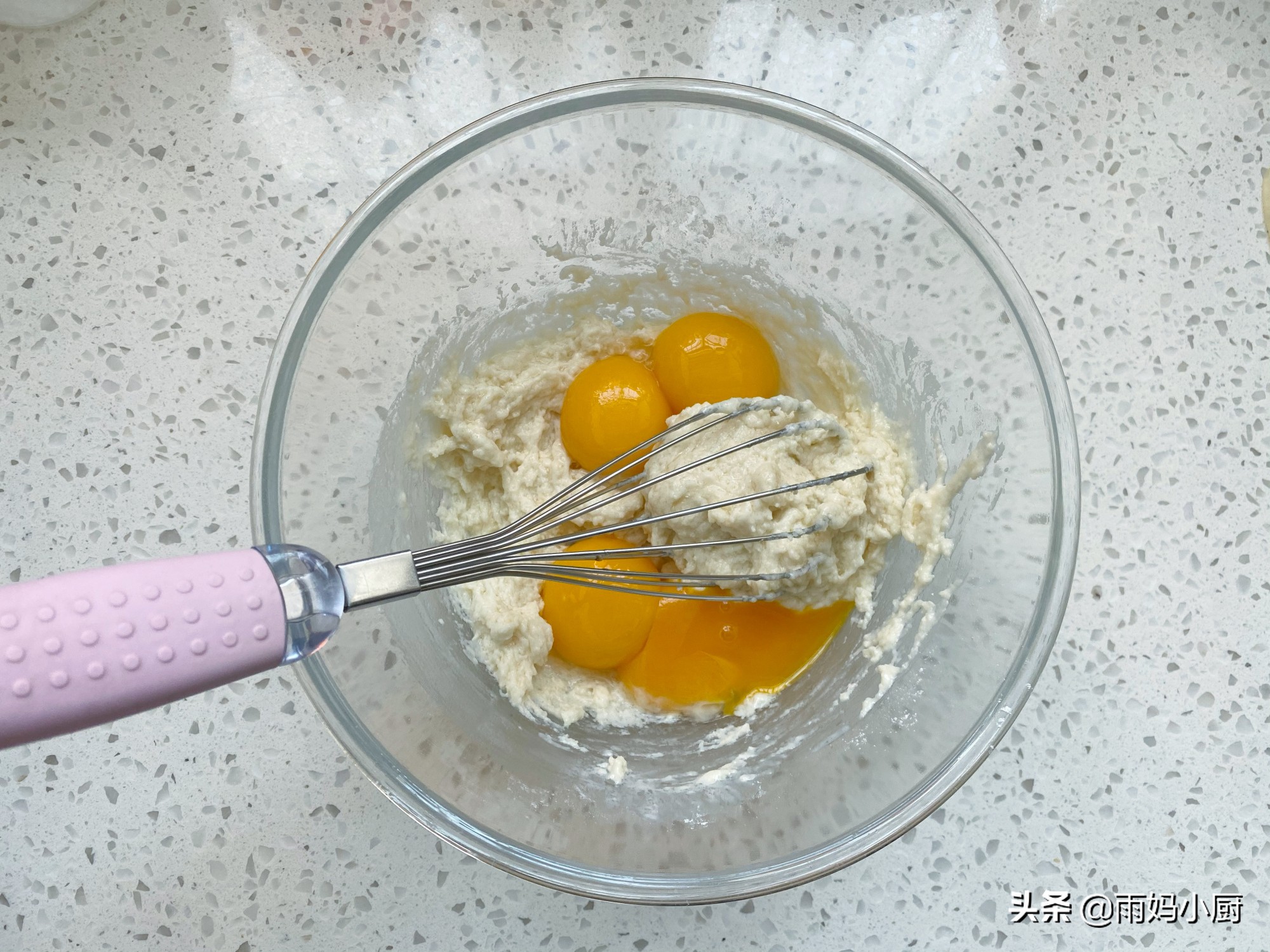 過年，想吃蛋糕自己做，1次成功不回縮不開裂，鬆軟美味又健康
