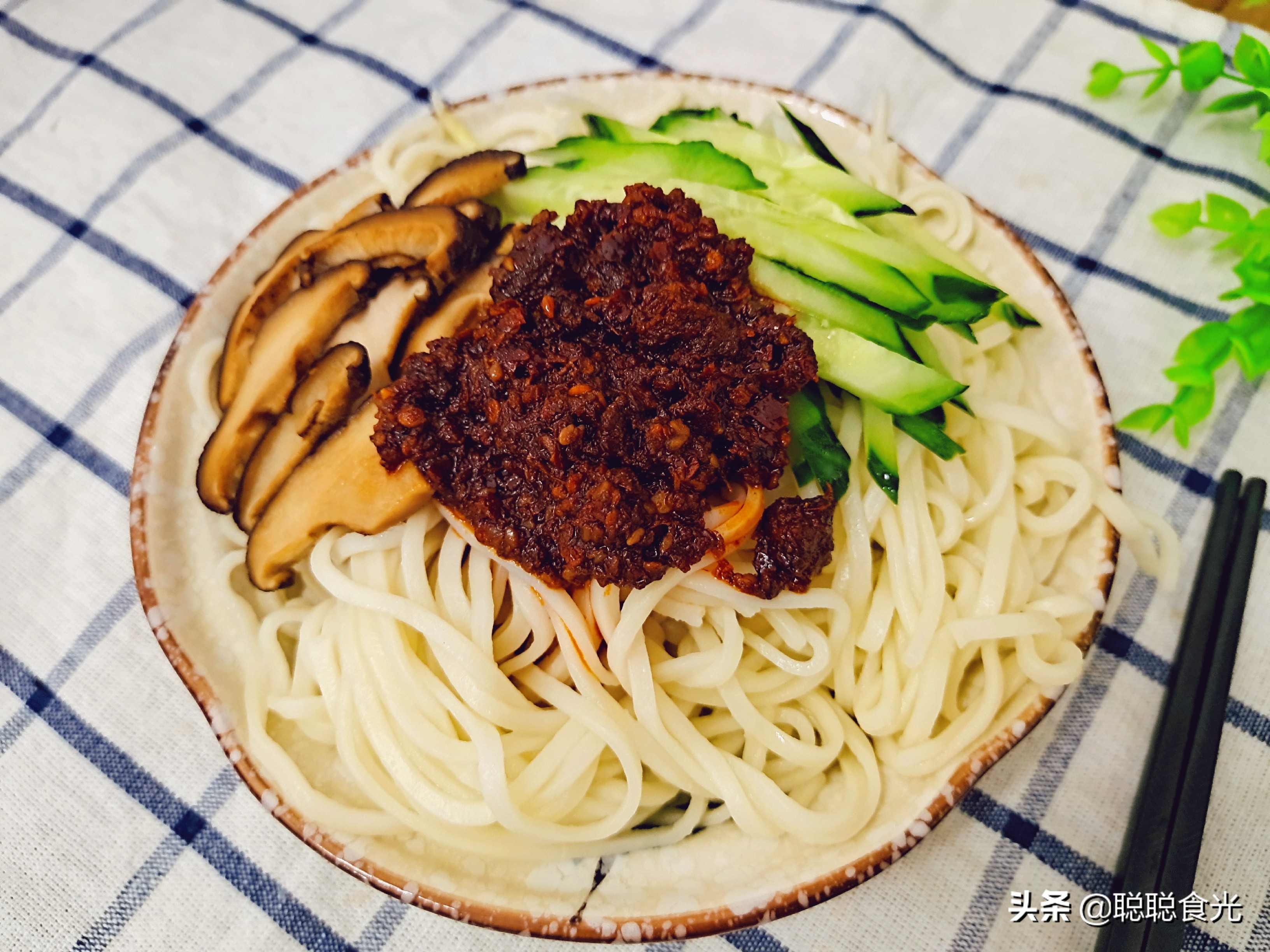 Spicy beef noodles can be done in 5 minutes, simple and convenient, big beef is enjoyable