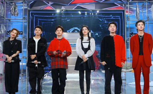 谢娜挺孕肚亮相，39岁拼二胎为生活四处奔波，被