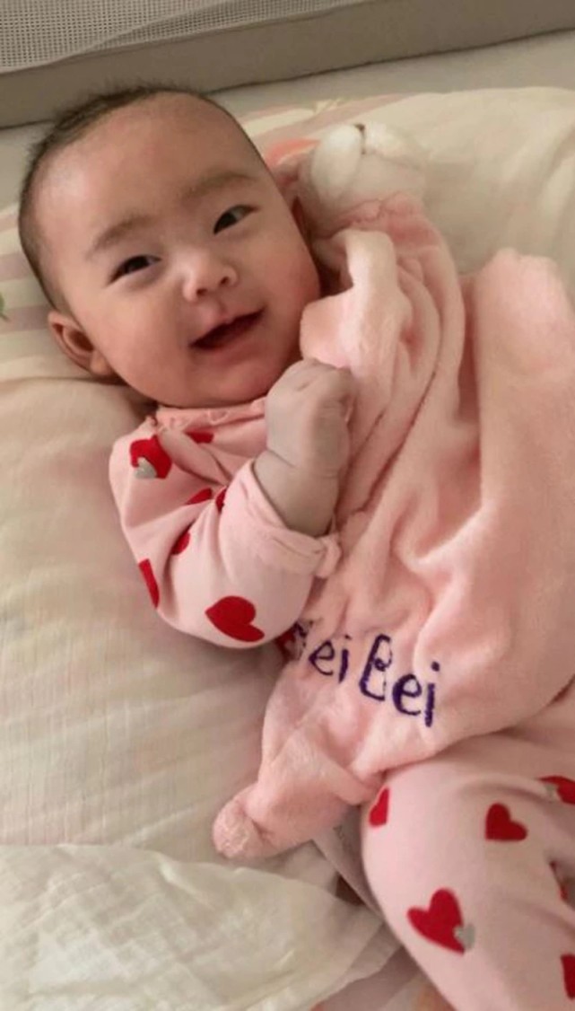 81岁刘诗昆携嫩妻及四个月大女儿回国，坐劳斯莱