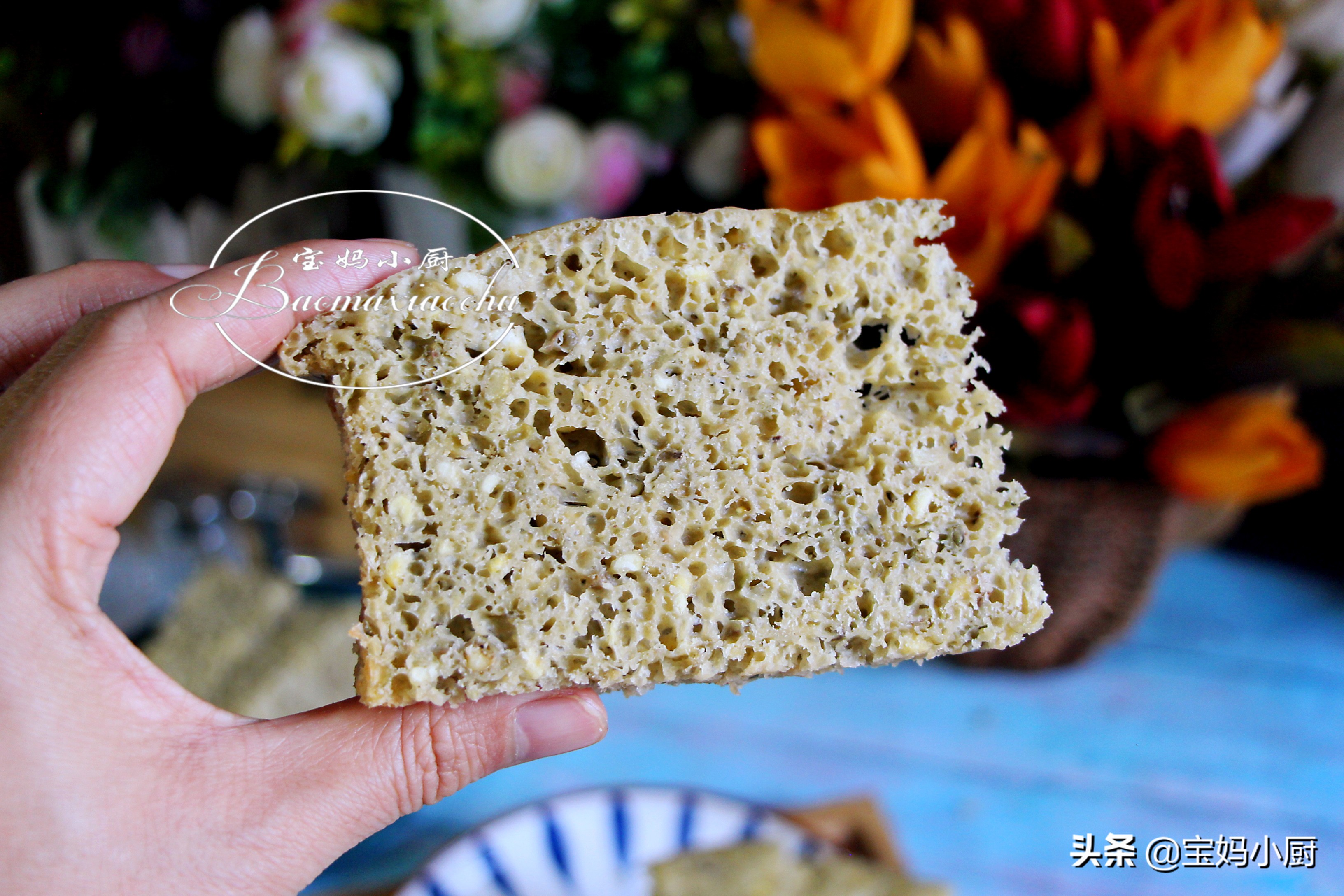 用綠豆湯做發糕火了，天熱常吃好，一攪一蒸就出鍋，有彈性還蓬鬆