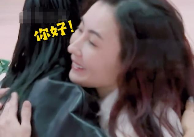 王菲闺蜜与情敌同台，张柏芝显拘谨，那英对其称呼暴露真实关系