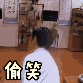 网友偶遇撒贝宁一家，儿子剃成光头萌呆可爱，爱妻大腿细长修白