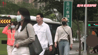 郭碧婷帶娃出行，倆保姆一保鏢護駕，向華強抱孫女溜滑梯童心未泯