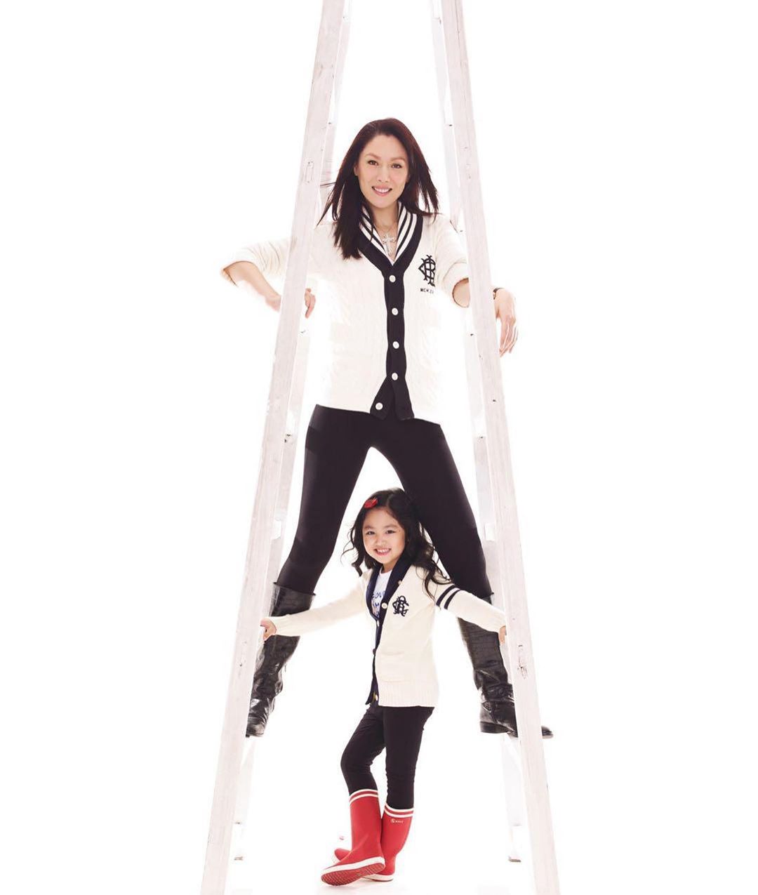 任达华女儿任晴佳晒童年与妈妈合照，被赞基因强大，从小美到大