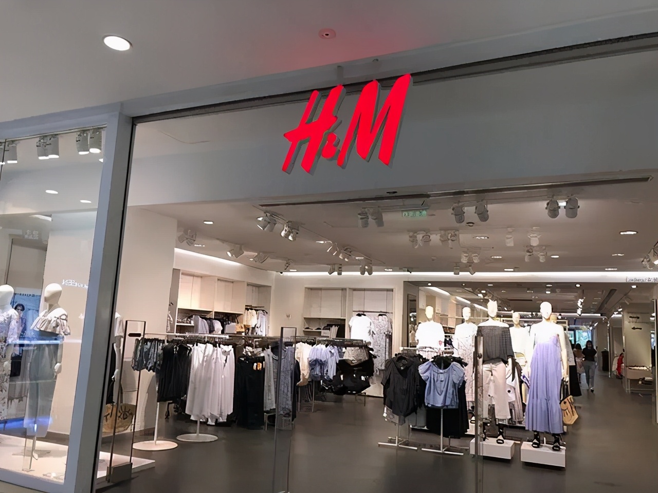 H&M现状惨了！利润直线暴跌，裁员上万，全球3000家店关闭