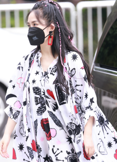 谢娜生完二胎复工，不忘与张杰撒糖，将老公保温杯随身带在身边