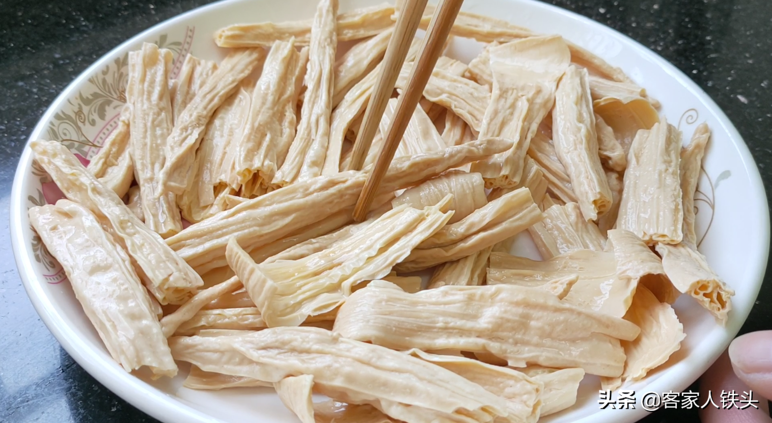 廣式蒸腩肉，加1塊馬鮫鹹魚，鹹香入味，味道獨特又好吃，真下飯