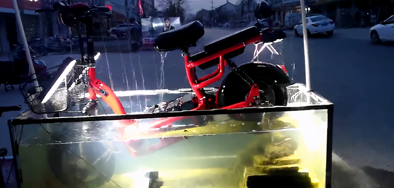 王牌對王牌6嘉賓被水淋慘遭卸妝，網(wǎng)友：防水小刀電動車有經(jīng)驗啊