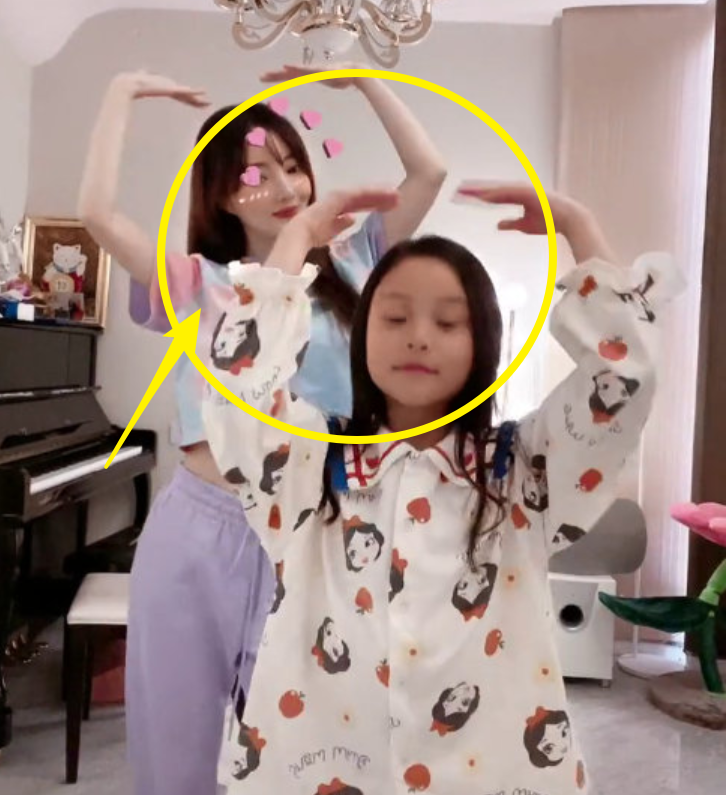 贾乃亮在盛典出尽风头后，李小璐在家给娃理发