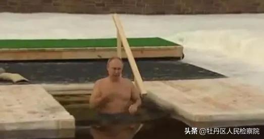 零下20℃，68岁普京光身跃入冰窟，向世界传达了