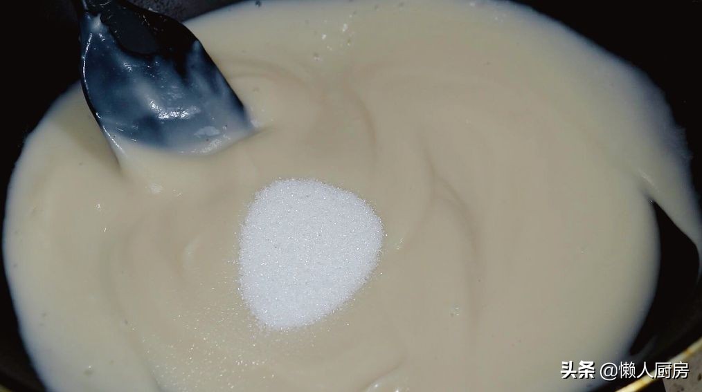 这是不用面粉的月饼，也不要烤，白芸豆的炒制很重要