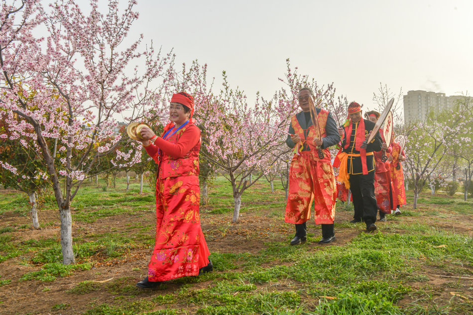 翠湖：桃花灼灼春色美，扇鼓咚咚夕阳红