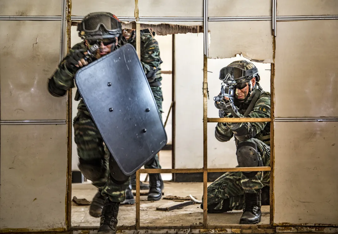 酷图来袭，带你直击武警特战队员密林“反恐”