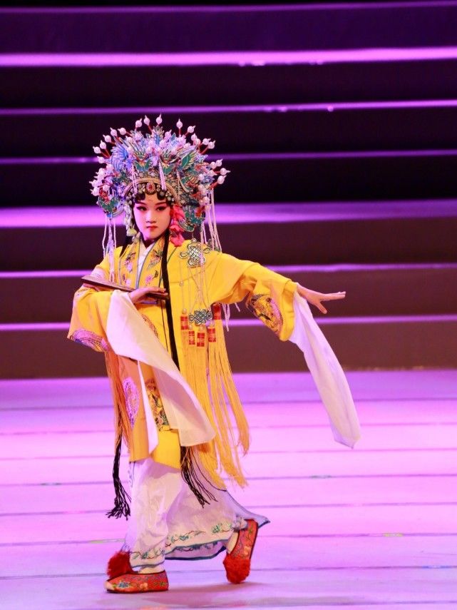 陆毅女儿再以京剧扮相出镜，贝儿造型超亮眼，举手投足尽显专业范