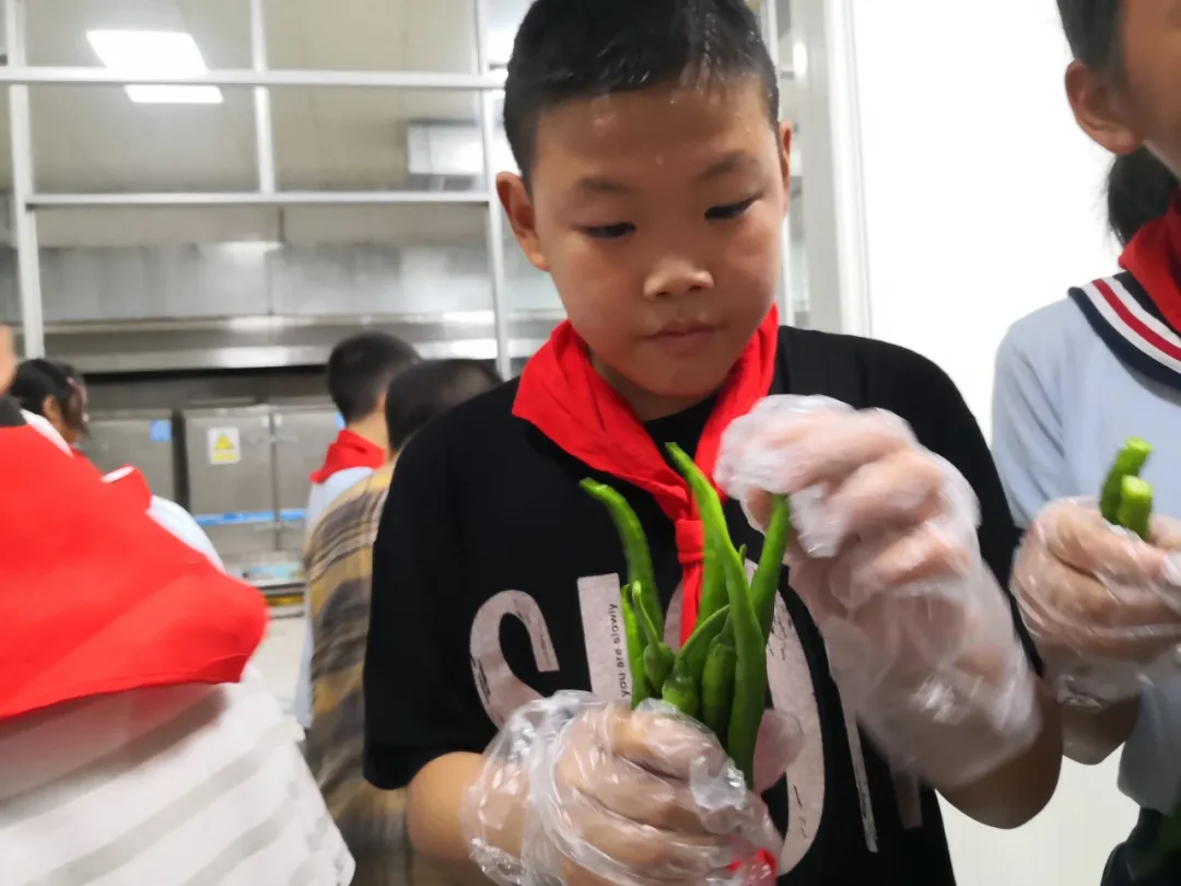 欢乐与泪水——万安小学4.1中队走进厨房学习生活技能