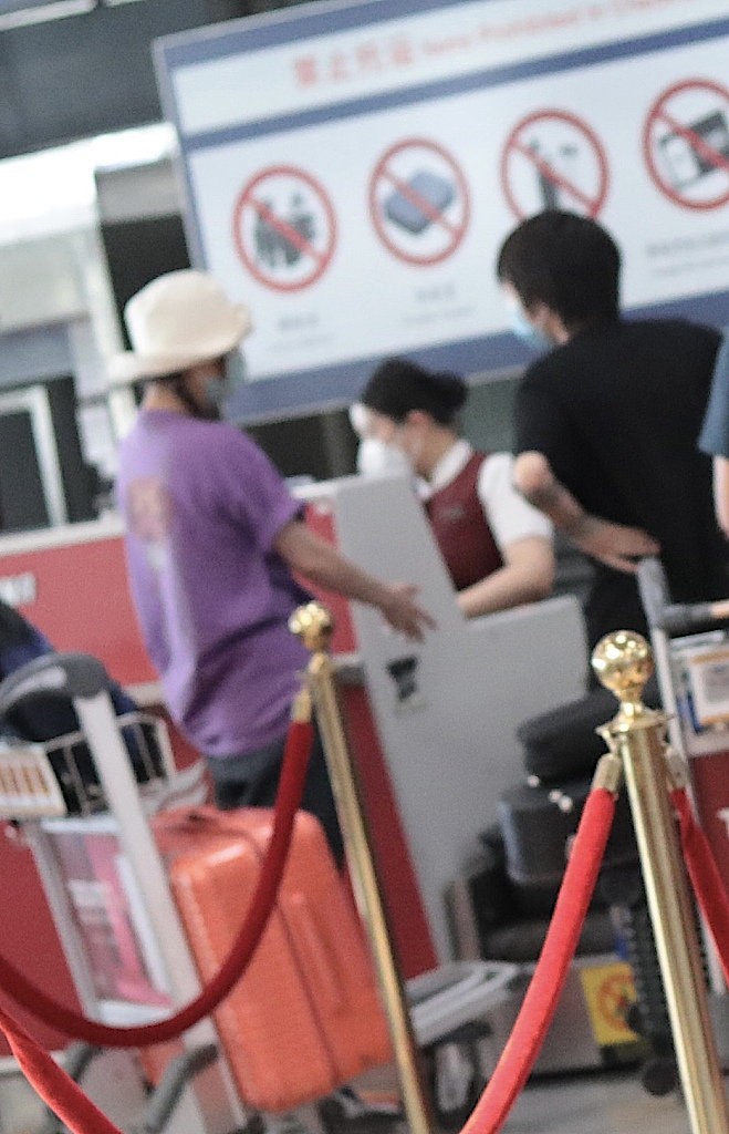 赵薇与窦靖童偶遇闲聊，45岁赵薇打扮似邻家少女，两人裤子吸睛