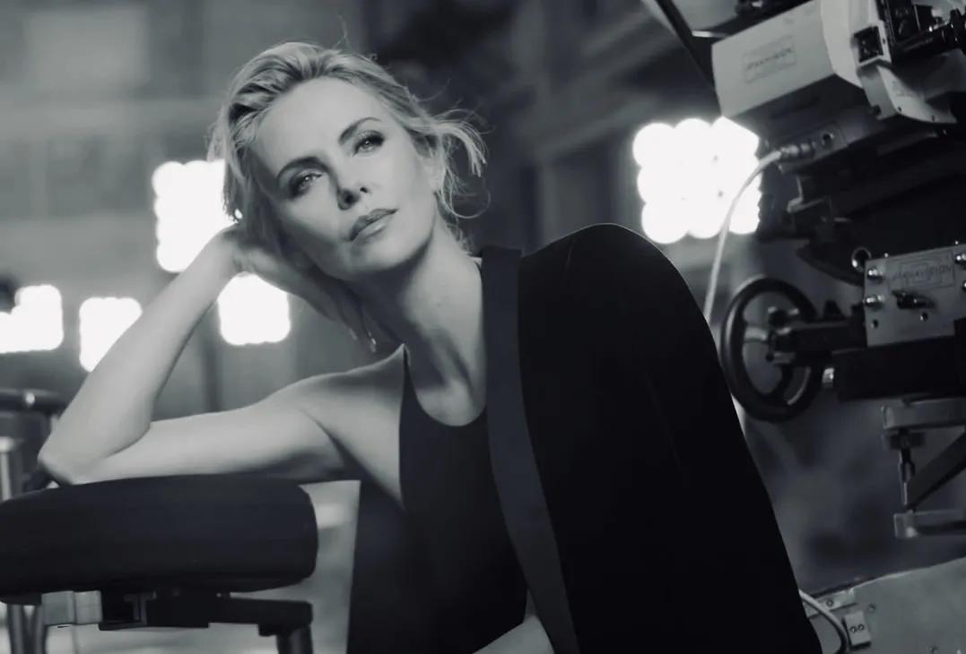 不婚主义单亲妈妈，美貌冠绝世界，怎么把人生