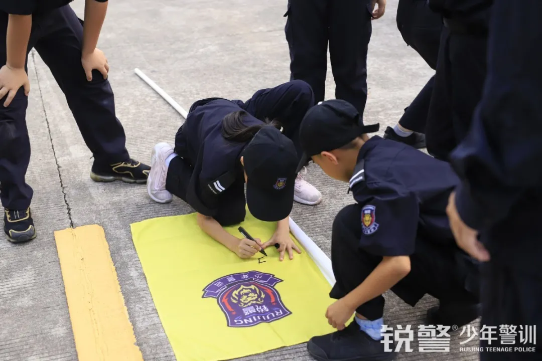 锐警少年警训夏令营：走进警营，撰写独立坚强的新篇章