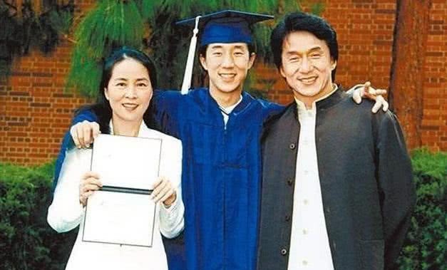 十几年后，房祖名告诉成龙：要退美国籍，入中国籍，不姓陈，姓房