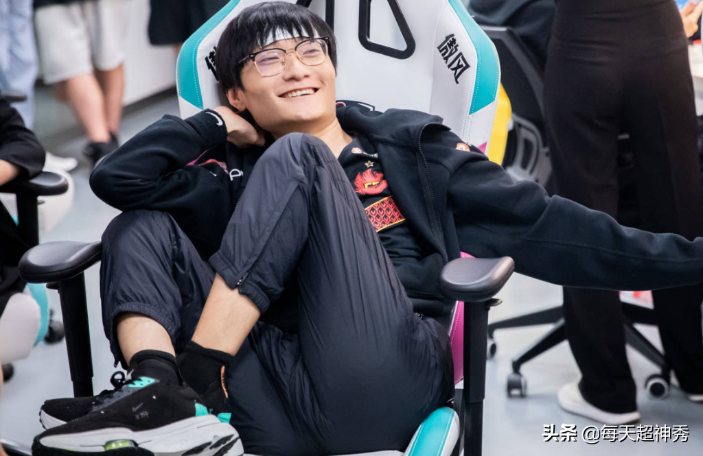 Meet JDG head-on, FPX battle array decides basically, content of days of Doinb is small training has feline dirt