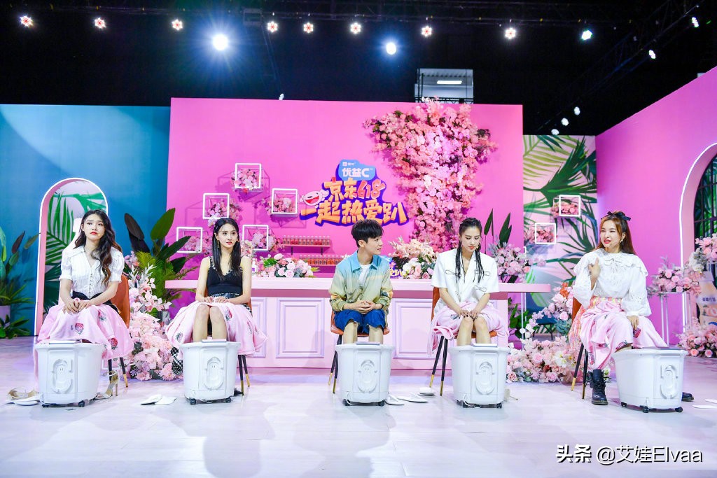 郑爽太心机，穿吊带裙还配内衣外穿秀马蜂腰，