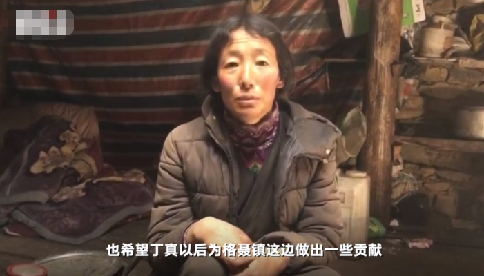 丁真妈妈专访儿子小学三年级就回到家里帮忙干活希望他帮家乡变得更好