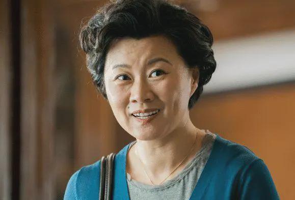 于月仙逝世，赵海燕开直播遭网暴回怼：她死了，我们还不吃饭了