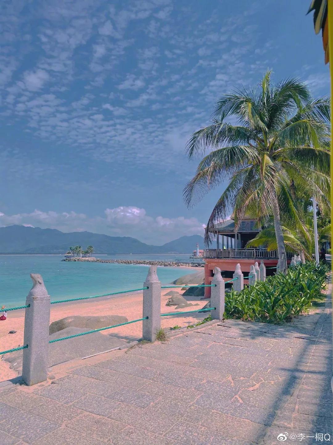 Li Yitong Hainan goes vacationing the beach is illuminated