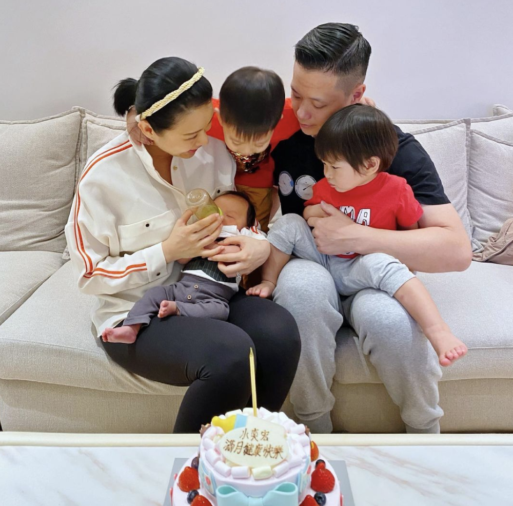 胡杏兒老公曬兒子萌照，奕霆大口塞薯條吃出表情包，秒變在線吃播