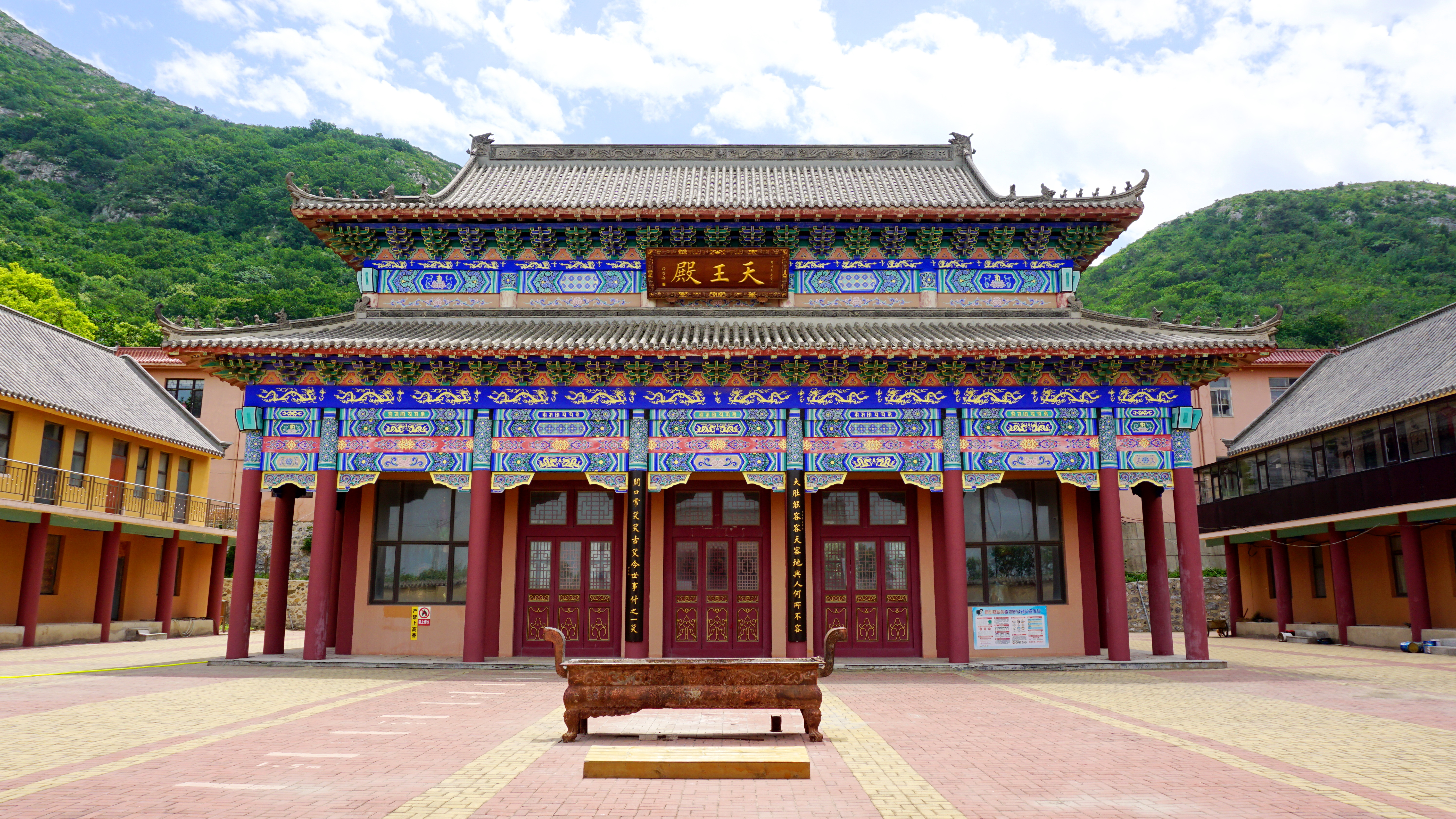 九峰相连 青山环抱 风光秀美的大连安山寺