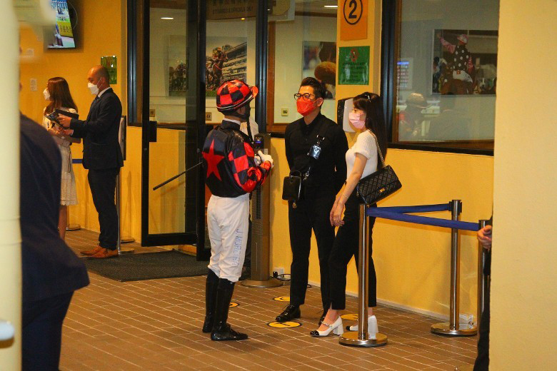 郭富城夫婦十指緊扣現身馬場，方媛全身名牌加持，望夫眼超有愛