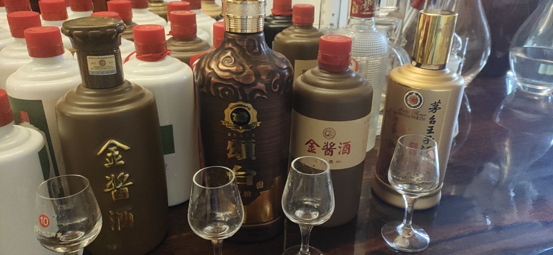 喝白酒，啤酒，黄酒，果酒，什么酒营养物质更丰富！