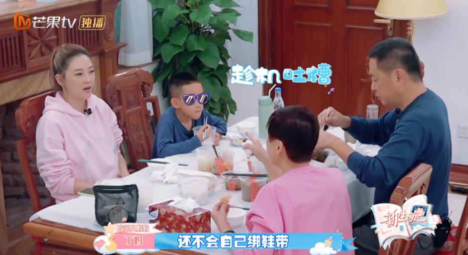 全家套路Jasper洗碗，应采儿感慨：父母越懒，小孩越勤快