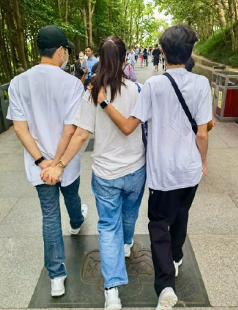 袁咏仪面馆被偶遇，素面朝天皮肤依旧粉润紧致，主动打招呼超友善