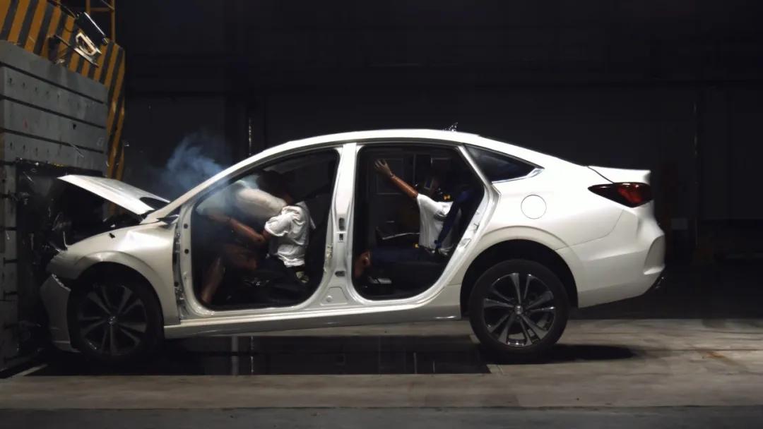 有料就是自信，逸动PLUS直播碰撞，拆掉四门都奈